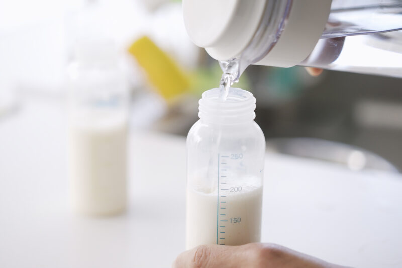 Tránh sai lầm khi pha sữa bột làm mất dinh dưỡng của bé